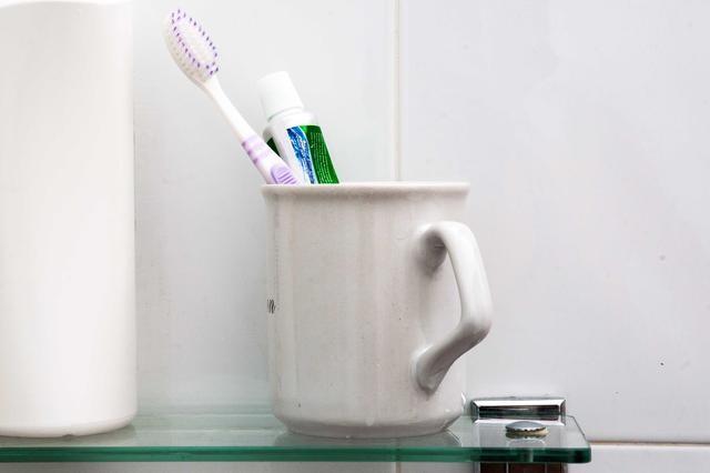 cepillos de dientes que pueden ser contaminados y debes limpiar